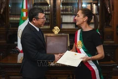 L'ambassadeur du Vietnam au Mexique, Nguyen Van Hai, présente ses lettres de créance du président Luong Cuong à la présidente mexicaine Claudia Sheinbaum. Photo: VNA