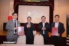 Le Collège FPT Polytechnic, l’Alliance pour le développement des ressources industrielles en semi-conducteurs du Vietnam et leurs partenaires japonais signent des protocoles d’accord (MOU). Photo: VietnamPlus