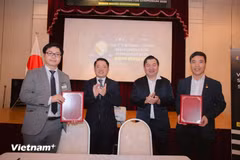Le Collège FPT Polytechnic, l’Alliance pour le développement des ressources industrielles en semi-conducteurs du Vietnam et leurs partenaires japonais signent des protocoles d’accord (MOU). Photo: VietnamPlus