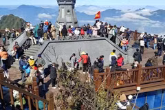 Les touristes àn Lao Cai. Photo: VNA