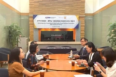 L’Association des entreprises des produits vietnamiens de haute qualité signe un protocole d’accord de coopération avec l’Association des importateurs sud-coréens (Korea Importers Association - KOIMA). Photo: VNA