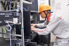 Des techniciens de Viettel Bắc Ninh inspectent les équipements au niveau d’une station BTS 5G située dans le quartier de Tân Tiên. Photo: VNA