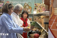 Des étrangers découvrent des produits vietnamiens. Photo: VNA