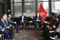 Le vice-Premier ministre permanent Nguyên Hoa Binh rencontre José Fernández da Ponte, président de la Fondation de développement Stellar. Photo: VTV