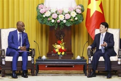 Le président de la République, Luong Cuong, et le ministre togolais des Affaires étrangères, de l'Intégration régionale et des Togolais de l'Extérieur, Robert Dussey. Photo: VNA