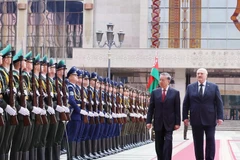 Le président biélorusse, Alexandre Loukachenko et le secrétaire général du Parti, Tô Lâm (gauche), en visite d’État en Biélorussie. Photo: VNA