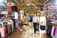 Le marché Bên Thanh à Hô Chi Minh-Ville attitre un grand nombre de touristes étrangers. Photo: VNA