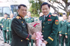 Le général de division Nguyên Van Duc (droite) et le général de brigade Keosouvanh Phangphilavong. Photo: VNA