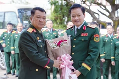 Le général de division Nguyên Van Duc (droite) et le général de brigade Keosouvanh Phangphilavong. Photo: VNA