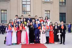 Le secrétaire général du Parti communiste du Vietnam et président de la République, To Lam, son épouse, et des représentants d'étudiants vietnamiens en Chine. Photo: VNA