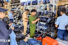 Une équipe intersectorielle de la province d’An Giang contrôle un magasin et procède à la saisie d'une grande quantité de marchandises d'origine inconnue. Photo: VNA