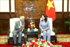 La vice-présidente de la République, Vo Thi Anh Xuan, et le professeur Tran Thanh Van. Photo: VNA