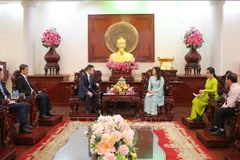 Nguyên Thi Ngoc Diêp, vice-présidente du Comité populaire de Can Tho (droite) et Tang Li, consul général de Chine à Hô Chi Minh-Ville. Photo: VNA