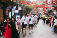 Des touristes étrangers à Hanoi. Photo: VNA