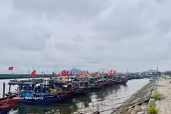 Les organisations communautaires de gestion de la pêche côtière servent de point d'appui aux pêcheurs pour leurs activités en mer et contribuent à la préservation de la souveraineté sur les espaces maritimes et insulaires du pays. Photo: VNA