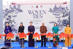 Le président de l’AN thaïlandaise inaugure une exposition sur les 50 ans des relations Vietnam–Thaïlande. Photo: VNA