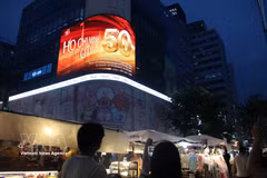 Des images retraçant les 50 ans de Hô Chi Minh-Ville sont diffusées sur des écrans géants dans le quartier piéton de Myeongdong, haut lieu touristique fréquenté par de nombreux visiteurs. Photo: VNA