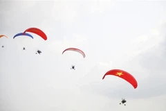 Plus de 30 pilotes nationaux et étrangers au premier tournoi de parapente élargi de Ho Chi Minh-Ville