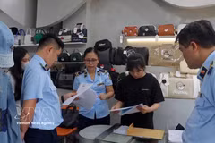 Des forces compétentes de Da Nang mènent des inspections dans des établissements commerciaux. Photo: VNA