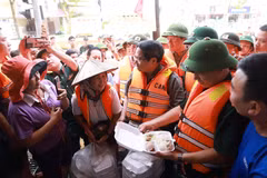Le Premier ministre Pham Minh Chinh rend visite aux habitants affectés par les inondations dans le quartier Phan Dinh Phung, province de Thai Nguyên. Photo: VNA