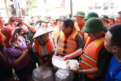 Le Premier ministre Pham Minh Chinh rend visite aux habitants affectés par les inondations dans le quartier Phan Dinh Phung, province de Thai Nguyên. Photo: VNA