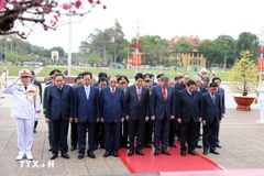 Des dirigeants rendent hommage au Président Hô Chi Minh et aux héros morts pour la Patrie. Photo: VNA