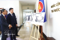L'exposition photographique retraçant l’histoire commune et l’évolution des relations spéciales Vietnam–Laos. Photo: VNA