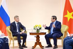Le Premier ministre Pham Minh Chinh (droite) et le directeur général de RZD, Oleg Belozyorov. Photo: VNA