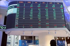 Des investisseurs suivent l'évolution du marché boursier. Photo: VNA