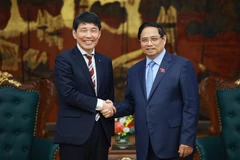 Le Premier ministre Pham Minh Chinh (droite) et Yamamoto Ichita, gouverneur de la préfecture de Gunma (Japon). Photo: VNA