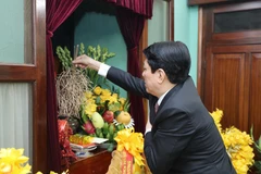 Le président Luong Cuong offre de l’encens en mémoire du leader bien-aimé du peuple vietnamien. Photo: VNA