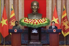 Le président Luong Cuong et le président sri-lankais Anura Kumara Dissanayaka rencontre la presse. Photo: VNA