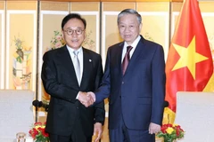 Le secrétaire général du Parti communiste du Vietnam (PCV), Tô Lâm (droite), et l’ancien consul honoraire du Vietnam à Busan, Park Soo Kwan, un ami sincère du peuple vietnamien. Photo: VNA