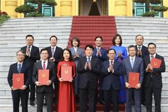 Les nouveaux ambassadeurs vietnamiens officiellement investis de leurs fonctions par le chef de l'Etat. Photo: VNA