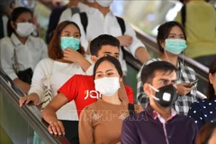 Les gens portent des masques pour prévenir l'infection au COVID-19 à Bangkok, en Thaïlande. Photo: Xinhua/VNA