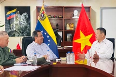 L'ambassadeur du Vietnam au Venezuela, Vu Trung My (droite) et Gerardo Márquez, gouverneur de l'État de Trujillo. Photo: VNA