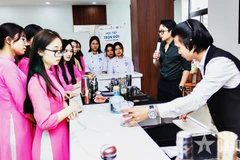 Les étudiants du Collège de tourisme de Hanoi pratiquent le métier de barman. Photo: qdnd.vn
