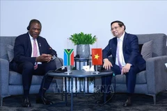 Le Premier ministre Pham Minh Chinh (à droite) rencontre à Johannesburg le vice-président sud-africain Paul Mashatile. Photo: VNA