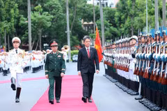 Le général Phan Van Giang, ministre vietnamien de la Défense (gauche), préside la cérémonie d’accueil de son homologue singapourien, Chan Chun Sing, ce mardi matin 22 juillet à Hanoï. Photo: VNA