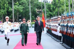 Le général Phan Van Giang, ministre vietnamien de la Défense (gauche), préside la cérémonie d’accueil de son homologue singapourien, Chan Chun Sing, ce mardi matin 22 juillet à Hanoï. Photo: VNA