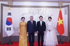 Le secrétaire général du Parti Tô Lâm et son épouse (gauche) et le président sud-coréen Lee Jae Myung et son épouse. Photo: VNA