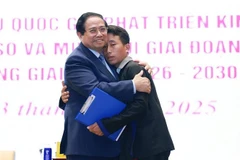 Le Premier ministre Pham Minh Chinh (gauche) et Mua A Thi, chef du village Hang Pu Xi, commune de Xa Dung, province de Diên Biên, pour son courage exemplaire lors d’une crue soudaine. Photo : VNA