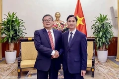 Le vice-ministre des Affaires étrangères Ngô Lê Van (droite)