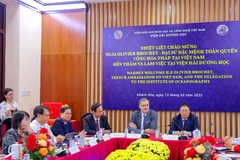 L'ambassadeur de France au Vietnam, Olivier Brochet, visite l'Institut d'océanographie, relevant de l'Académie des sciences et technologies du Vietnam. Photo: baokhanhhoa