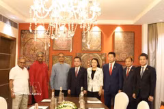 Le membre du Bureau politique, secrétaire du Comité central du PCV et chef de la Commission centrale des politiques et stratégies, Nguyên Thanh Nghi, rencontre à New Delhi le secrétaire général du Parti communiste indien (PCI), Doraisamy Raja. Photo: VNA
