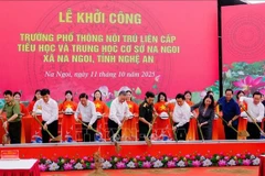 Le secrétaire général du Parti communiste du Vietnam (PCV), To Lam, et d'autres délégués, assistent à la cérémonie de lancement des travaux de l’école intégrée primaire-secondaire avec internat de Na Ngoi, dans la province de Nghê An (Centre). Photo: VNA