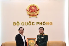 Le général Nguyen Tan Cuong, chef d’état-major général de l’Armée populaire du Vietnam et vice-ministre de la Défense (droite) et le général de corps d’armée Saichay Kommasith, vice-ministre lao de la Défense et chef d’état-major général de l’Armée populaire lao, en visite au Vietnam. Photo: qdnd.vn