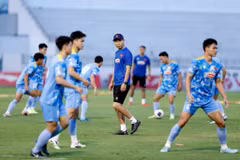 L’entraîneur Kim Sang-sik et ses jeunes joueurs. Photo: vff.org.vn