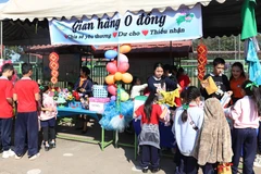 La Foire culinaire du printemps de 2025 à l’école bilingue lao-vietnamienne Nguyên Du à Vientiane. Photo: VNA