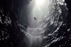 Une chute spectaculaire cachée sous terre révélée à Phong Nha-Ke Bang. Photo: tuoitre.vn